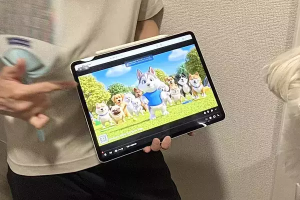 10分間、犬をジッとさせるため『パパがタブレットとうちわ』を持って…小さな子どものような『過保護な光景』に反響「犬ファーストで素敵」