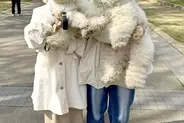 2匹の犬を抱っこして『記念撮影』をした結果→脳がバグる『奇跡の1枚』に3万いいね集まる「完全に錯覚起こしたｗｗ」「絶対AIだと思った」
