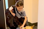 娘が『1泊2日の外出』へ行こうとした結果→犬が『行かないで』と訴えて…お別れ後の『態度の違い』が18万再生「可愛すぎ」「大好きなんだね」