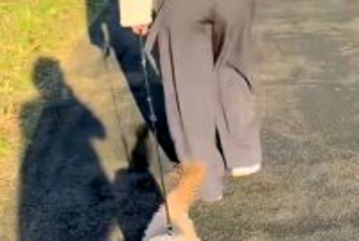 ママが大好きすぎる犬→お姉ちゃんが代わりにお散歩した結果…『散歩どころじゃない様子』が話題に「分かりやすい優先順位」「可愛すぎるｗ」