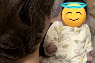 赤ちゃんのお世話をしていたら、犬が…絶対に無視できない『まさかのアピール』に2万いいね集まる「首の角度があざとい」「可愛いｗｗ」と絶賛