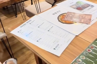 韓国料理屋で働く『人懐っこい大型犬』→テーブルに座ると、隣にやってきて…羨ましすぎる『相席の光景』が10万再生「ファンサ素晴らしいｗ」