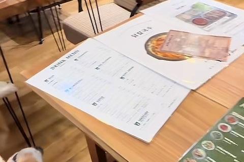 韓国料理屋で働く『人懐っこい大型犬』→テーブルに座ると、隣にやってきて…羨ましすぎる『相席の光景』が10万再生「ファンサ素晴らしいｗ」