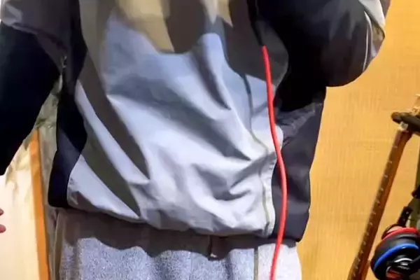 自宅でカラオケをする男性→大熱唱する横で、犬が…思わず笑ってしまう『表情』と温度差が35万再生「ドン引きしてて草」「素直で可愛いｗｗ」