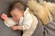 赤ちゃんが『生まれた瞬間から犬と一緒に育った』結果→四年後…泣けるほど素敵な『成長記録』と『現在』が14万再生「ジーンとする」「優しい」
