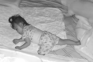 夜、赤ちゃんを寝かしつけた結果→眠っている様子をカメラで確認すると、犬が…『まさかの光景』が15万再生「最高に可愛い」「寝姿も一緒」