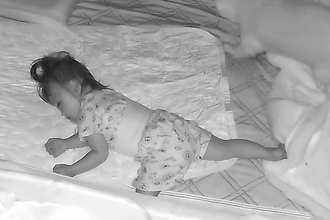 夜、赤ちゃんを寝かしつけた結果→眠っている様子をカメラで確認すると、犬が…『まさかの光景』が15万再生「最高に可愛い」「寝姿も一緒」