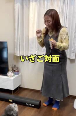 犬嫌いな女性が『人間好きな犬におやつをあげた』結果…ドタバタ過ぎるチャレンジが面白過ぎると95万再生「爆笑した」「どっちも可愛いｗ」