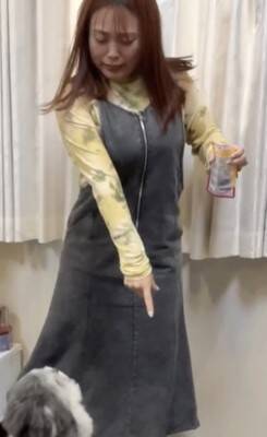 犬嫌いな女性が『人間好きな犬におやつをあげた』結果…ドタバタ過ぎるチャレンジが面白過ぎると95万再生「爆笑した」「どっちも可愛いｗ」