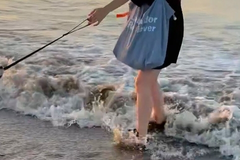 浜辺を散歩中『波が押し寄せてきた』結果→『危ない』と感じた大型犬が…思わずキュンとする『一生懸命な光景』に2万いいね「なんて優しいの」