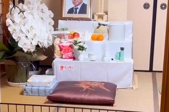 『15年間、愛していた飼い主』を亡くした犬→引き取ると、なぜか祭壇の前で…『まさかの光景』が151万再生「号泣」「こんなことあるんだ…」
