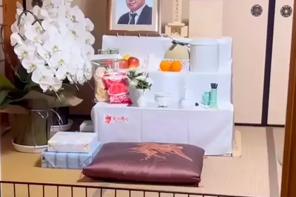 『15年間、愛していた飼い主』を亡くした犬→引き取ると、なぜか祭壇の前で…『まさかの光景』が151万再生「号泣」「こんなことあるんだ…」
