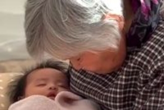 里帰り最終日、おばあちゃんが『赤ちゃんと犬』を抱いて眠り…あまりにも『尊くて儚い光景』が649万再生「素敵すぎる」「世界平和の縮図」