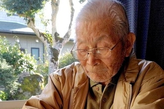 98歳のおじいちゃんが『歩けなくなった犬』のために…愛に溢れた『手作りの贈り物』に1万いいね「可愛い孫なんだ」「元気になって良かった」