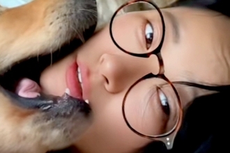 『毎朝、3匹の大型犬に起こされる』という女性→優しく起こすのかと思ったら…想像を絶する『目覚まし』が13万再生「幸せな朝ｗ」「羨ましい」