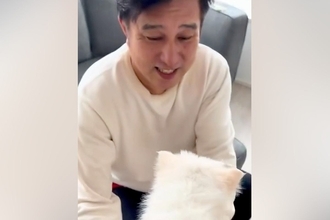 犬を飼うことをずっと反対していた父→飼った子犬と会わせてみた結果…想定外だった『まさかの初対面の様子』が話題「1番甘やかすんだよねｗ」