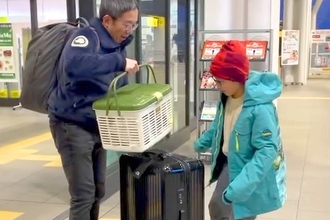 息子に内緒で『子犬を飼った』結果→『パパを駅に迎えにきただけ』と思っていたようで…尊すぎる『はじめまして』に反響「素敵な笑顔」「幸せだ」
