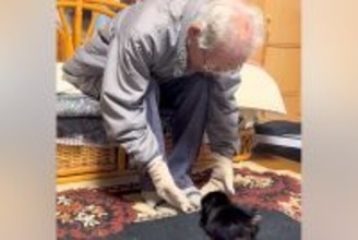 おじいちゃんが『孫の犬に会いたい』と言っていたので、連れて行ったら…あまりにも尊い『初対面の光景』に反響「嬉しそう」「ふたりとも可愛い」