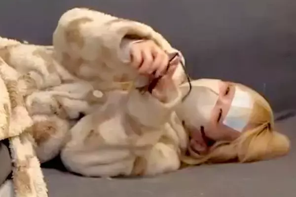 熱を出してしまった女性→寝ていると『大型犬』がそばにいてくれて…尊すぎる『看病の光景』が124万再生「心強い味方」「すごく優しい」と称賛