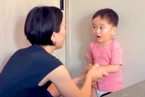 小さな男の子が悪いことをしたので、叱った結果→大型犬が『いじめられている』と勘違いして…尊すぎる光景が27万再生「まるでボディーガード」