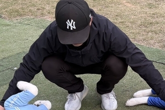 2匹のハスキー犬をドッグランへ→『駆け回って遊ぶかな』と思ったら…想定外の光景に1万いいね「休憩所になってて草」「可愛すぎるｗ」と絶賛