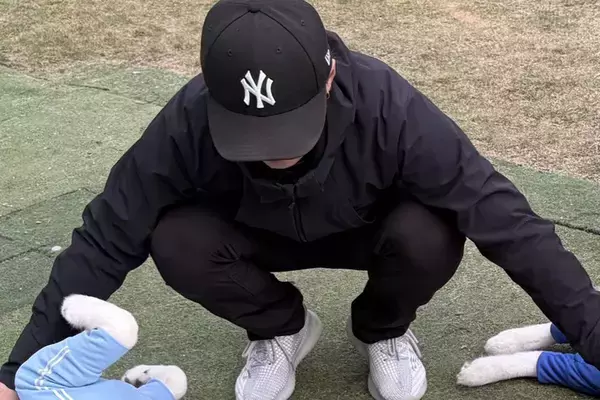 2匹のハスキー犬をドッグランへ→『駆け回って遊ぶかな』と思ったら…想定外の光景に1万いいね「休憩所になってて草」「可愛すぎるｗ」と絶賛