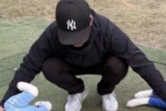 2匹のハスキー犬をドッグランへ→『駆け回って遊ぶかな』と思ったら…想定外の光景に1万いいね「休憩所になってて草」「可愛すぎるｗ」と絶賛