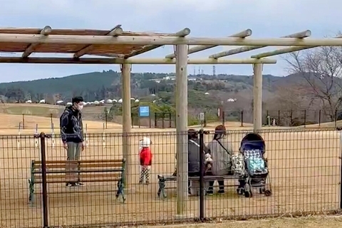 ドッグランで遊んでいた大型犬→知らない人のところで…ツッコミどころが多い光景に2万9000いいね集まる「才能あるｗ」「挟まれてて可愛い」