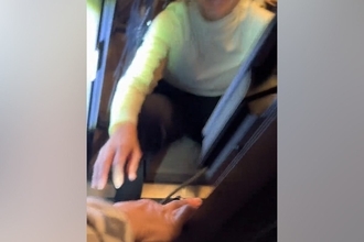 仕事中に母から『迷い犬が外を走ってた』と電話→近所で発見後、家を探した結果…飼い主との再会の瞬間に称賛「もらい泣き…」「本当よかった」