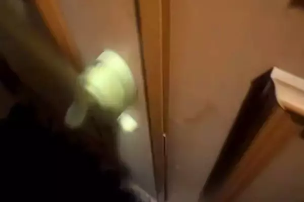 家族全員が寝ている時間に帰宅→ドアを開けたら、犬だけが待っていてくれて…愛にあふれた『全力のお出迎え』が8万再生「可愛すぎ」「たまらん」