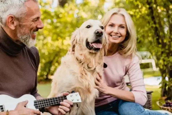『好かれやすい犬』がよくする行動4つ　愛され上手な性格にするために心がけたいこと