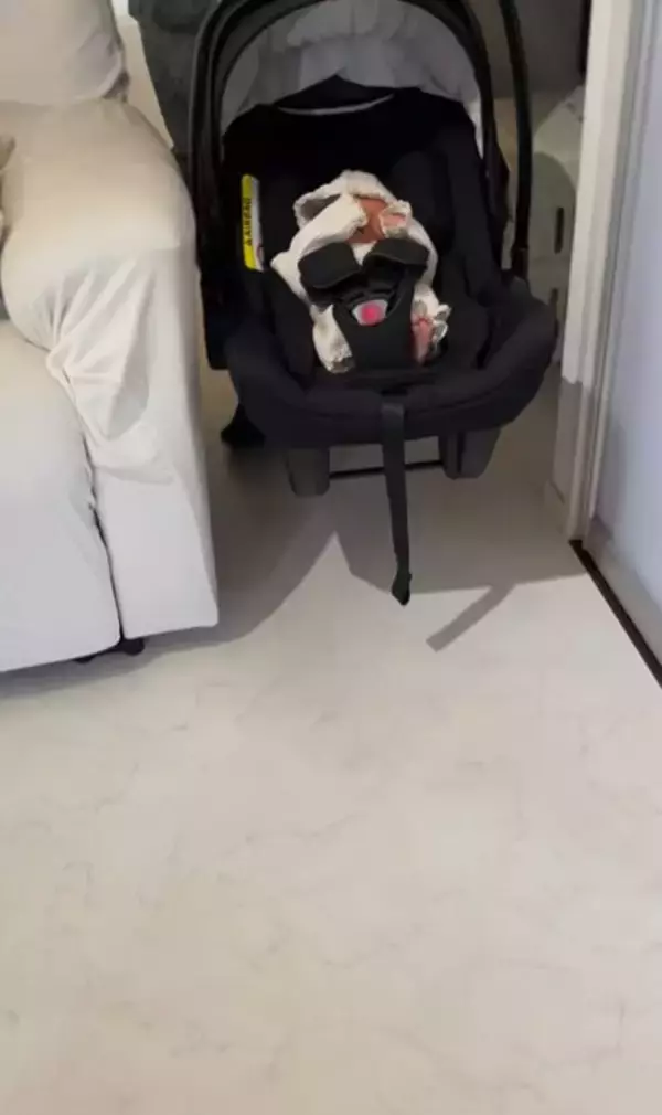 生まれたばかりの赤ちゃんと犬の初対面→思った以上に『大興奮しているご挨拶』に「興味津々で可愛い」「素敵な光景で感動」と絶賛の声