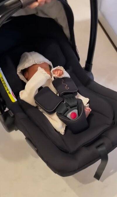 生まれたばかりの赤ちゃんと犬の初対面→思った以上に『大興奮しているご挨拶』に「興味津々で可愛い」「素敵な光景で感動」と絶賛の声