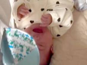 ベビーベッドで号泣する赤ちゃん→犬がおもちゃをくわえて…あまりにも尊い『一生懸命あやす光景』に感動「癒された…」「ありがたい存在」