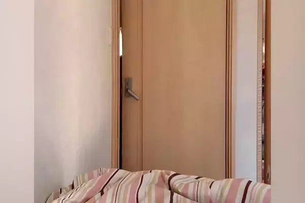 朝、いきなりドアが開いたと思ったら…「マジで人間かと思ったｗ」「想像の8倍デカい」想定外だった『まさかの光景』に44万再生の反響