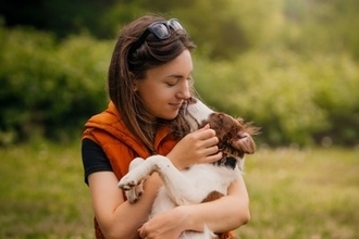 犬が『抱っこ』をおねだりしているサイン5選　執拗にアピールしてきたときの適切な接し方まで