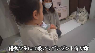 1歳の女の子が大型犬にお布団をかけ、トントンしたら…とんでもなく尊い『悶絶級の光景』が13万再生　幸せ過ぎる光景にほっこりが止まらない