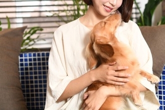 犬が飼い主に『体をぶつけてくる』理由4つ　愛犬がタックルしてくる心理や適切な対応まで
