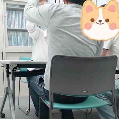 会社での会議中『犬が空気を読んだ』結果…あまりにもお利口な『遊んでアピール』が17万再生「会議即中断案件ｗ」「おりこーぎーで草」と絶賛