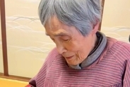 歳の差89歳『おばあちゃんと赤ちゃん犬』の初対面→とんでもなく尊い『ふたりのやり取り』に反響　いつまでも見ていたい光景に思わずほっこり