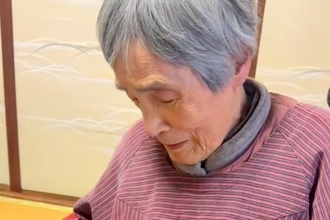 歳の差89歳『おばあちゃんと赤ちゃん犬』の初対面→とんでもなく尊い『ふたりのやり取り』に反響　いつまでも見ていたい光景に思わずほっこり