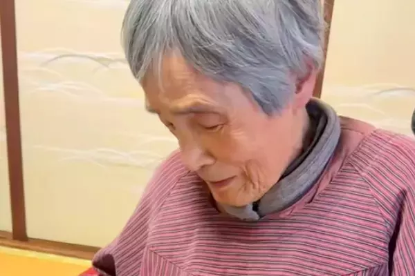 歳の差89歳『おばあちゃんと赤ちゃん犬』の初対面→とんでもなく尊い『ふたりのやり取り』に反響　いつまでも見ていたい光景に思わずほっこり