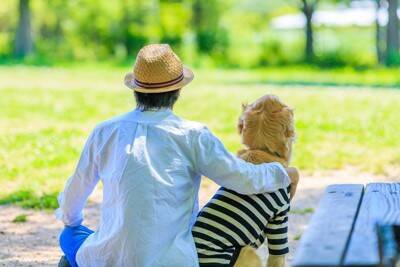 犬が『飼い主を慰める』心理3つ　悲しんでいるのがわかるの？寄り添う愛犬がみせる行動まで