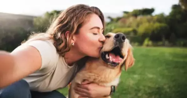 犬に『依存してしまう人』の特徴5選　愛犬を溺愛しすぎるリスクやデメリットまで