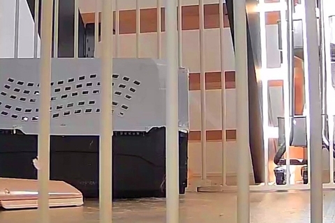 留守番中の犬を見ようと『見守りカメラ』を覗いた結果→姿が見えないと思った、次の瞬間…想定外の光景が19万表示「待たせたなｗｗ」「可愛い」