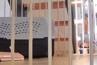 留守番中の犬を見ようと『見守りカメラ』を覗いた結果→姿が見えないと思った、次の瞬間…想定外の光景が19万表示「待たせたなｗｗ」「可愛い」