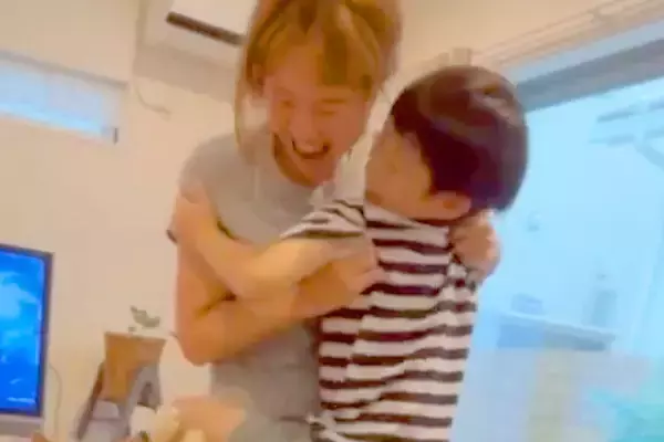 お母さんのことが大好きな犬→息子を構おうとすると…まるで子どものような『わかりやすい嫉妬の仕方』に反響「かわいすぎる」「立派な家族」