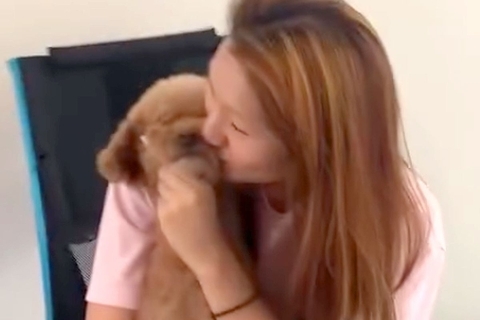 ママやお姉ちゃんと『チュー』をする犬→パパもしてもらおうとしたら…辛辣すぎる『態度の急変』が87万再生「激おこで草」「ワロタｗｗ」と爆笑