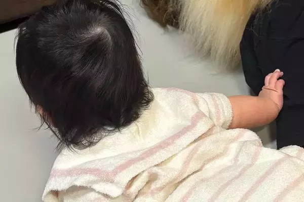寝転がるパパに赤ちゃんが近づいた結果→『パパが盗られちゃう！』と焦った犬が…想定外の行動に爆笑「愛で窒息するｗｗ」「嫉妬してて可愛い」