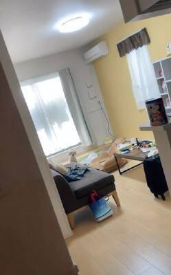 家事の最中、大泣きする赤ちゃんに我慢してもらっていたら…あまりにも尊い『犬が見守ってくれている光景』が422万再生「感動」「泣ける」